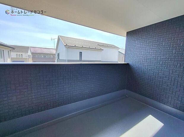 【バルコニー】◆南向きのバルコニーの前には雲以外に太陽を遮るものがありません。お洗濯物も乾きやすく、何より明るく気持ちのいい光が入ってきます。