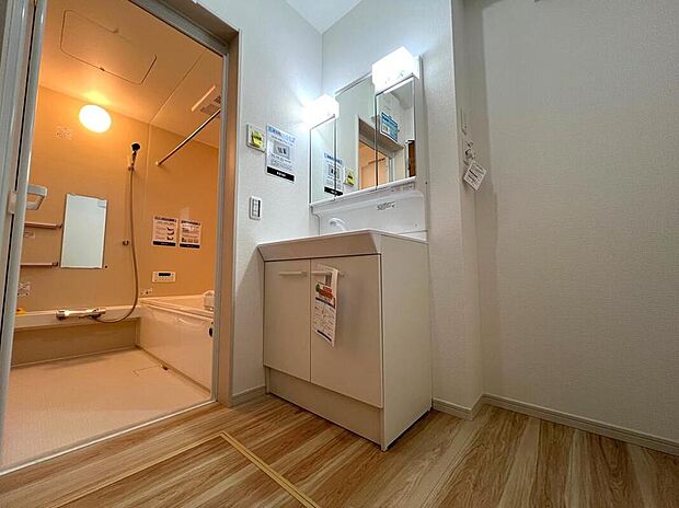 【洗面所】◆洗面スペースはお掃除やメンテナンスが楽にできる様に設計されております。ドラム式の洗濯機を配置しても十分なスペースを確保した設計となっております。