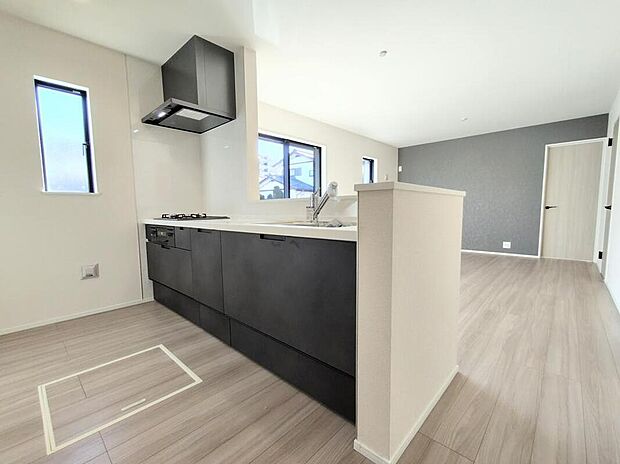 【キッチン】人気の対面式キッチン。お食事の準備をしながらでもご家族とのコミュニケーションを楽しめます!ぜひご見学の際にはキッチンに立ち、生活をイメージしてください!