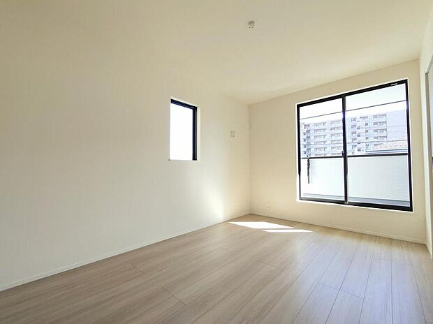 【リビング以外の居室】明るく風通しの良い居室は、毎日の暮らしを快適に彩る空間
家具も配置しやすく使い勝手の良い間取りです