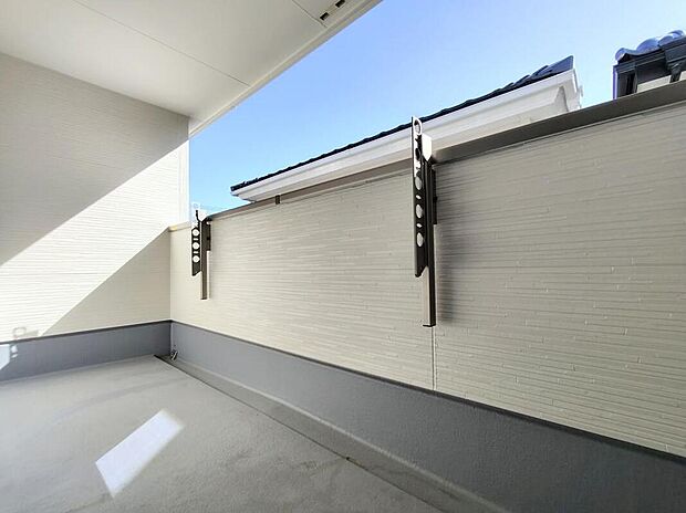 【バルコニー】開放感のあるバルコニーで、日当たり、風通しも良好です
洗濯物もよく乾き、心地よい暮らしを楽しめます。