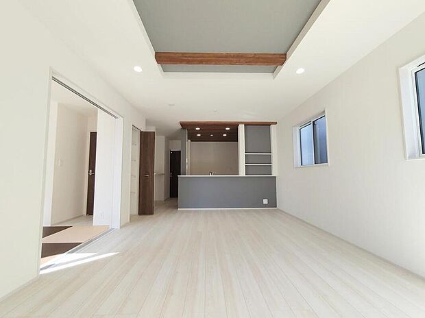 【リビング】◆木目調で温かく、居心地の良いリビングはご家族みんなの憩いの場です♪現地(2026年2月)撮影