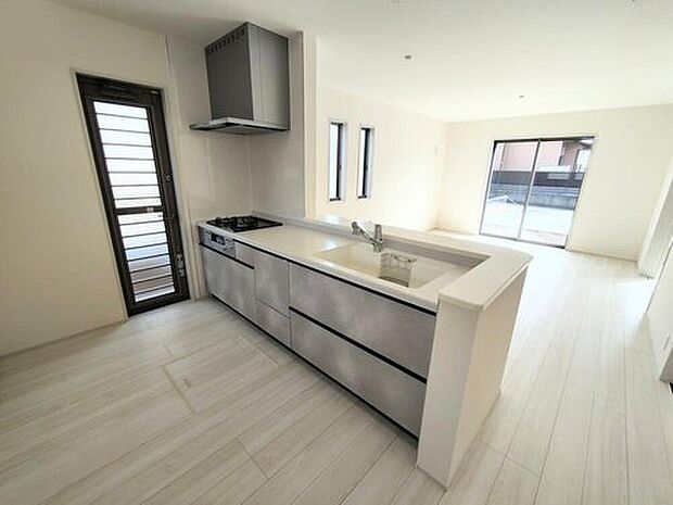 【キッチン】◆人気のシステムキッチン採用。収納豊富でスッキリ片付けられます。また対面式なのでリビングの様子を見ながら作業もできます。