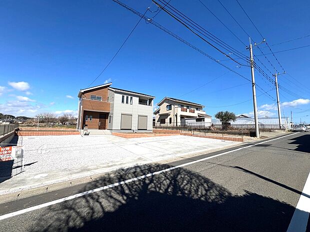 【 前面道路含む現地写真】◇飯田グループホールディングス唯一の販売専門会社のホームトレードセンターの社員が直接、当物件をご案内いたします。見学希望、資料請求等、お気軽にお問い合わせくださいませ♪