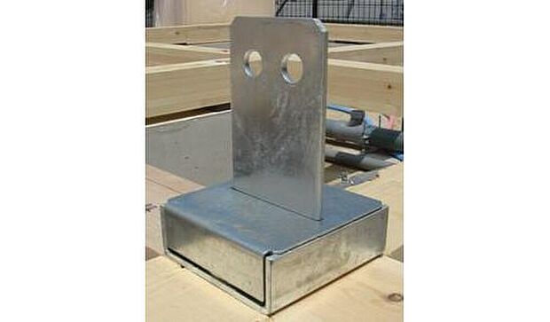 【オリジナル柱脚・柱頭固定金物「TロックII」】「TロックII」は、ホールダウン金物の約2倍の強度があり、接合部の強度を増加させ、地震や風圧がかかった場合の柱の抜けを防ぎます。