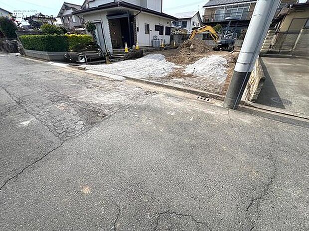 【前面道路含む現地写真】◆休日にご家族揃ってご見学はいかがでしょうか♪実際の現地を見てみると図面などではわからない、新たな発見もありますのでまずはお気軽にお問い合わせください♪

