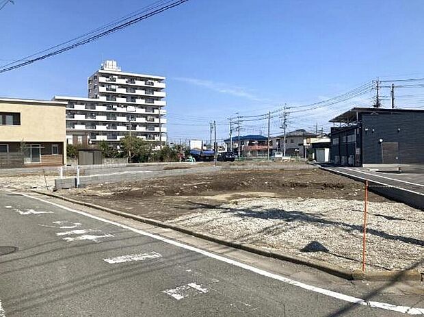 【前面道路含む現地写真】◆南側と西側道路に面した開放的な全3棟の分譲地。各棟カースペースを複数台確保し、ゆとりある敷地配置で駐車もしやすい設計です。