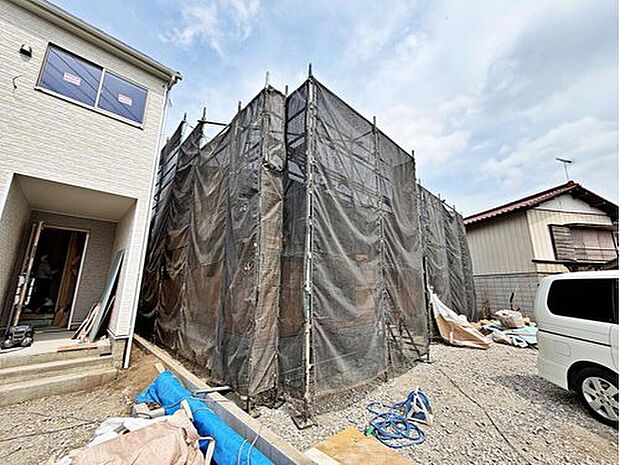 【現地外観写真】住人以外の車の進入も少なく、小さなお子様を持つご家庭にも安心。カースペースを広く確保したので、愛車のお手入れもしやすくなっております。資料送付・ご見学即対応！お気軽にお問い合わせください♪