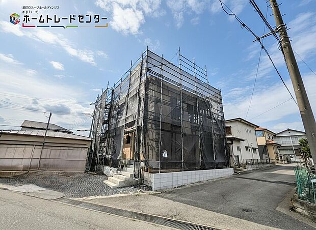 【現地外観写真】◆◇住人以外の車の進入も少なく、小さなお子様を持つご家庭にも安心。カースペースを広く確保したので、愛車のお手入れもしやすくなっております。資料送付・ご見学即対応！お気軽にお問い合わせください♪