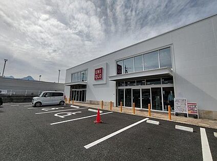 ユニクロ渋川有馬店 2900m(車8分　徒歩37分)