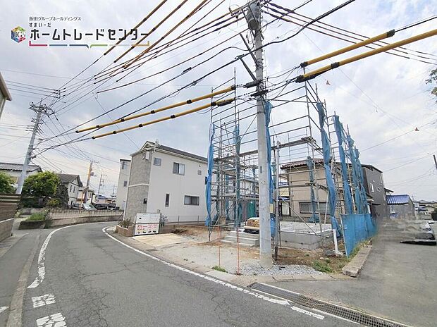 【前面道路含む現地写真】◆平日・お仕事帰りなど、いつでもご案内させていただきます！デザイン・目に見える設備面も大切ですが、耐震構造で地震に強い家の為、次代へ繋ぐ強固な住宅です！