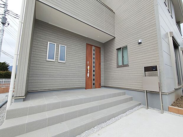 【現地外観写真】4号棟◆◇洗練されたデザインのお洒落なお住まいです。ゆとりの広さを誇る魅力あふれる邸宅の完成です。