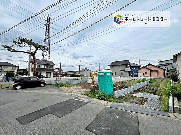 【前面道路含む現地写真】現地（2026年6月）撮影。全4棟の新しい街並みが誕生予定。住宅性能評価5項目で最高等級を取得し、ZEH水準の省エネ性能を備えた住まいが着々と建築中です。