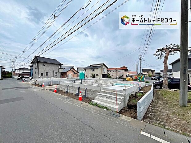 【現地外観写真】周辺は静かで落ち着いた住環境です♪確かな住宅性能と暮らしを彩る充実の設備。快適な新生活がスタートできます。ぜひあなたの目で、現地をお確かめください♪