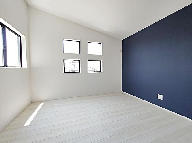 【リビング以外の居室】◆７．５帖主寝室◆各部屋にしっかり収納を完備しています♪陽当たりの良い部屋で落ち着いた時間が過ごせます。