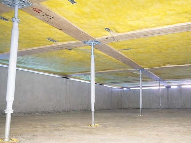【強く頑丈な「鋼製床束」】建物の床を支える「床束」と呼ばれる支持材に、サビやシロアリを寄せ付けない鋼製の床束を採用。　従来品に比べ信頼性が高く、安心の強度で頑丈な構造を支えます。　長期間の使用でも痩せず、腐らず、メンテナンス性にも優れた素材です。