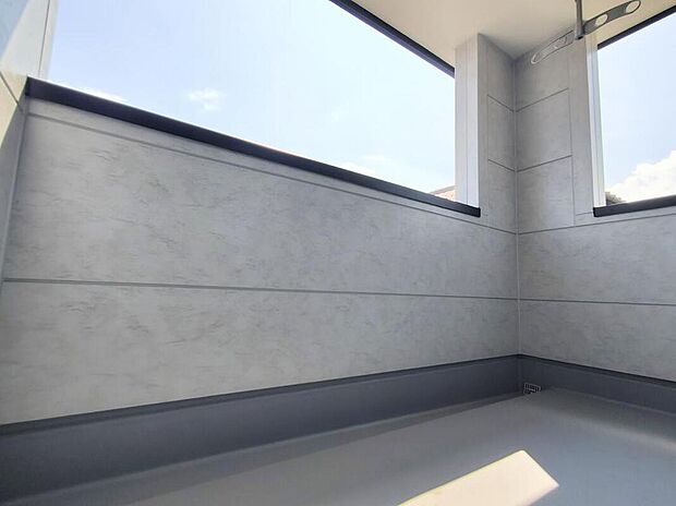 【バルコニー】屋根付きで天候を気にせず使えるインナーバルコニー。洗濯物干しはもちろん、外の空気を感じながら過ごすスペースとしても活用できます。