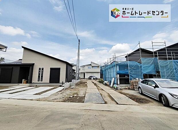 【前面道路含む現地写真】全5区画の造成中分譲地。南側公道(約4.1m)に面し、建築中の区画と駐車スペースがあります。完成予定2026年6月下旬。