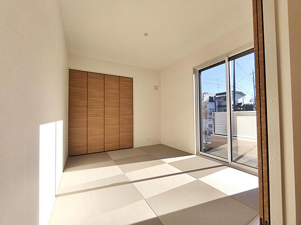 5.25帖和室 リビング横の和室は、お昼寝や遊び場、来客時の寝室など多用途に使える便利な一部屋。引き戸で個室にも、開けてLDKと一体にも使えます。
