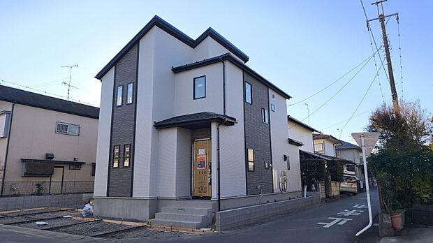 現地写真　12月撮影　敷地内に2台並列駐車可能！並列駐車で車の出し入れがしやすい！