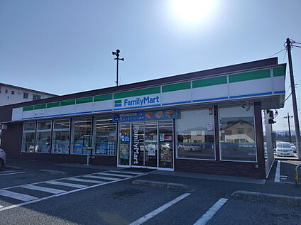 ファミリーマート鳩山ニュータウン店 152m
