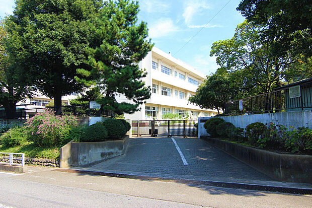本庄西小学校（約849m）