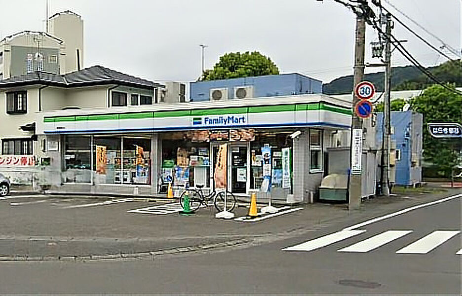 ファミリーマート静岡瀬名店　623ｍ（徒歩８分）