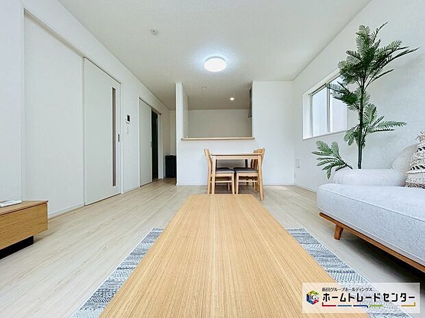 ~3号棟~
広々としたLDKに、自分好みのインテリアでレイアウト。季節ごとに模様替えなども、楽しみの一つとなりそうです。