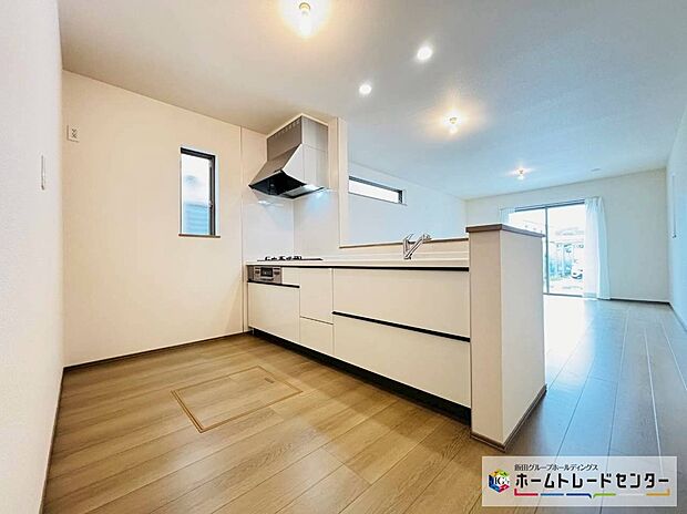 A号棟～キッチン～
人気の対面式キッチン。お食事の準備をしながらでもご家族とのコミュニケーションを楽しめます♪ぜひご見学の際にはキッチンに立ち、生活をイメージしてください。