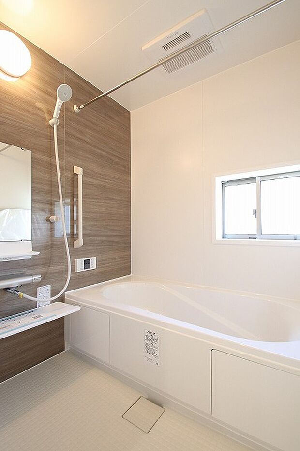 【☆Bath Room☆】窓付きのバスルームは、採光もあり明るく気持ちの良い空間です。窓があることで、換気環境も良好。掃除もスムーズに出来ます。
