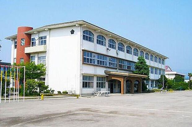三島市立中郷小学校（約373m）