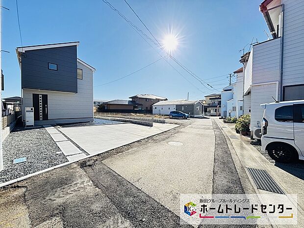 【前道路を含む現地外観写真】前道路は西側４ｍ幅の市道が通ります
スーパーやドラッグストアが徒歩７分とお買い物も便利です