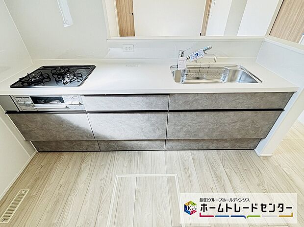 【☆Kitchen☆】１号棟～キッチン～
高級感漂うシステムキッチン。収納力豊富で”見せるキッチン”の実現が可能に。いつもキレイにしておきたくなるキッチンです。