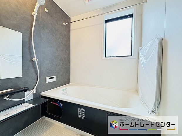 【☆Bath Room☆】２号棟～浴室～
ユニットバスは浴室乾燥機能も付き雨の日の洗濯物も乾かせます。ゆったりと足を伸ばして一日の疲れも落とせます♪