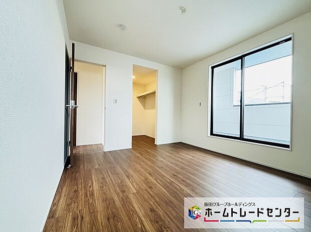 【☆Bed Room☆】～２階洋室～
開放的なバルコニー直結のお部屋です。南向きなのでお日様の光をたっぷり取り込んで目覚めのいい朝を迎えられます♪