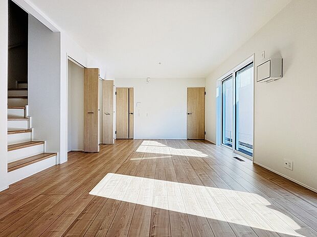 【【設備】リビングイン階段】帰宅時・外出時の自然なコミュニケーションを育むリビングイン階段を採用。家族が必ず顔を合わせて欲しい。そんな思いをこめています。
