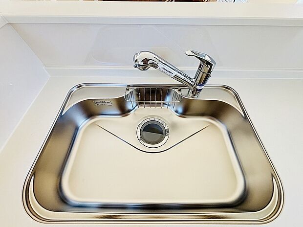 【【設備】一体型浄水器】浄水カートリッジ内蔵で場所を取らずに見た目もスッキリ。ノズルはシャワーヘッドになっておりお掃除も楽々です。
