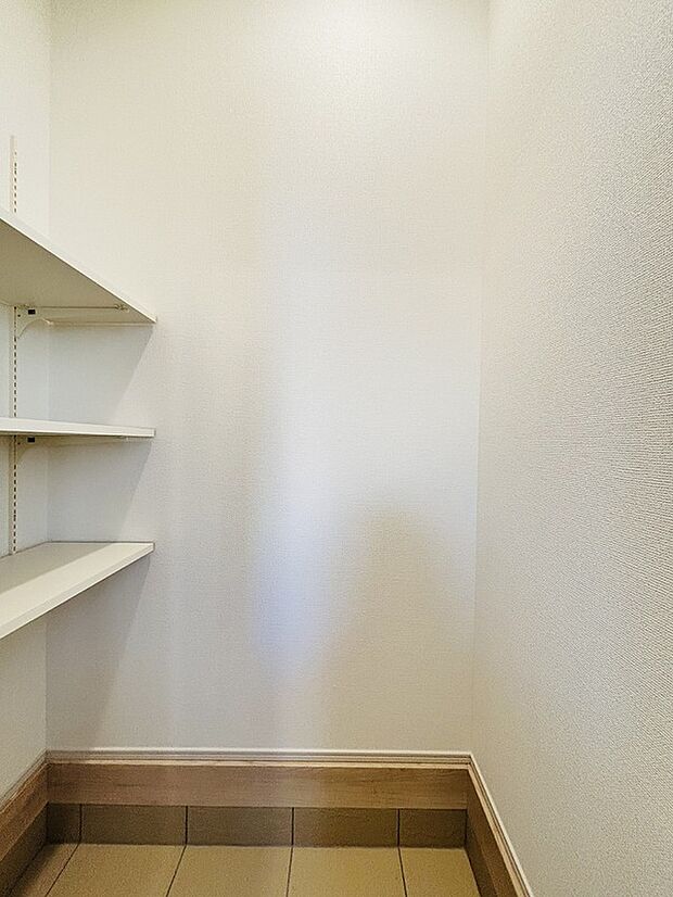 【【設備】シューズインクローク】ロングブーツやトレッキング靴もすっぽり収まる玄関収納。靴はもちろんベビーカーやお子さんの遊び道具なども置いていただけます。
