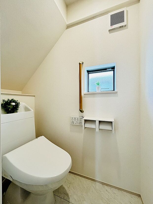 【【設備】シャワートイレ】１階、２階それぞれに窓が付くシャワートイレを設置しました。白を基調とした清潔感のある窓付きのトイレは陽射し差し込む明るい空間となり、換気環境も良好です
