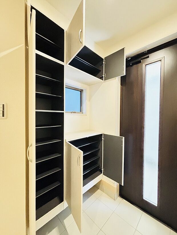 【☆Entrance Hall☆】天井までのシューズボックスは容量もたっぷり入り・・小窓やドアスリットから採光も取れ明るい玄関ホールでお客様をお迎えできます
