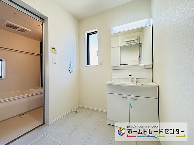 【☆Powder Room☆】E号棟 白を基調とした爽やかなサニタリースペース。清潔感のある快適空間です。毎日の身支度も気持ち良くお使い頂けます。