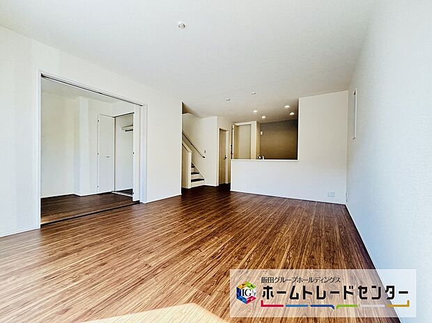 【☆Living☆(1号棟)】リビングイン階段となります。必ずリビングを通り居室に向かう間取りはご家族とのコミュニケーションがとりやすく出入りも把握できるので便利です