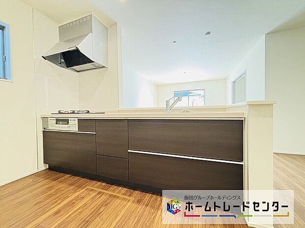 【☆Kitchen☆】人気の対面式キッチン。お食事の準備をしながらでもご家族とのコミュニケーションを楽しめます♪ぜひご見学の際にはキッチンに立ち、生活をイメージしてください。