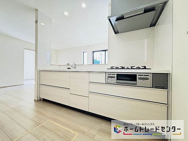 【☆Kitchen☆】人気の対面式キッチン。お食事の準備をしながらでもご家族とのコミュニケーションを楽しめます♪ぜひご見学の際にはキッチンに立ち、生活をイメージしてください。