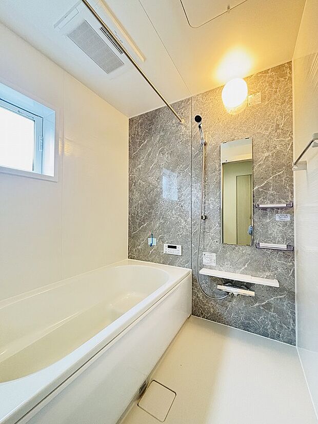 【【設備】浴室乾燥機能】雨の日や冬場のお洗濯に嬉しい装備。洗濯物を乾かすだけでなく、入浴の度に換気機能で湿気を排出できるためカビの防止にもなります。