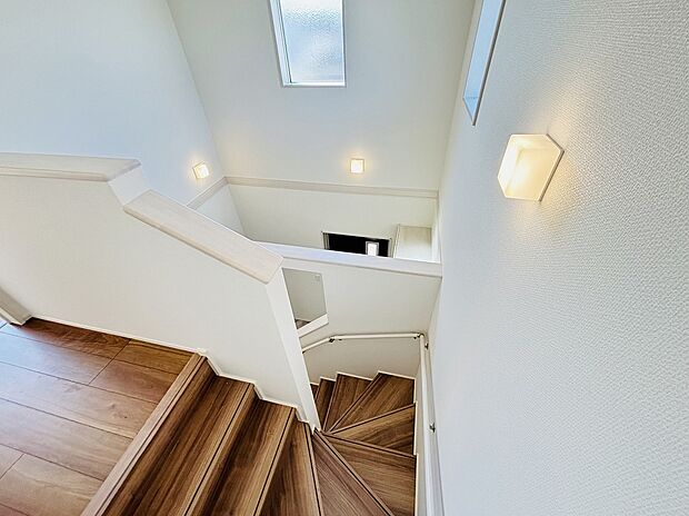 【【設備】玄関吹き抜け】天井の位置が高くなる分だけ空間が広く感じられます♪さらに、高い位置に太陽光を取り込むための窓を設置するので玄関がとっても明るくなります。