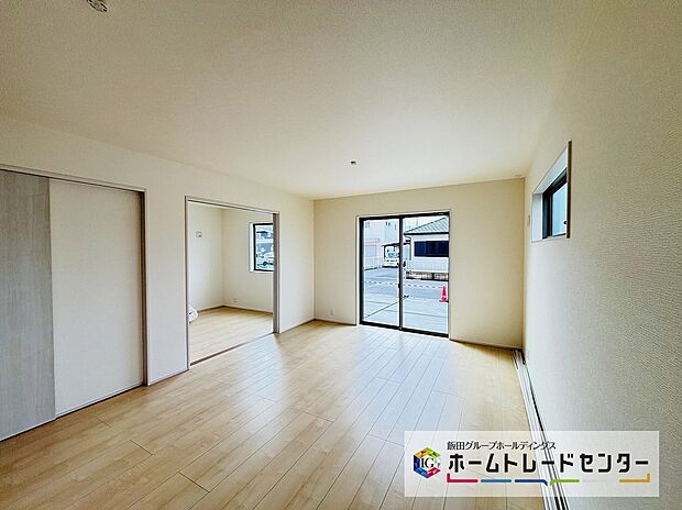 【☆Living☆】1号棟~LDK~
人気の対面式キッチンのLDKです♪料理をしながらもリビングで寛ぐ家族と会話が弾みます。外気温の影響を受けにくい複層ガラスを採用するなど、エコ&省エネにも対応しています