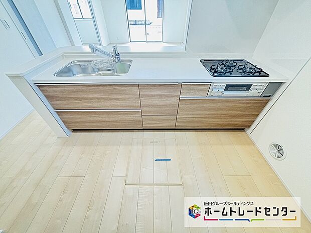 【☆Kitchen☆】1号棟~キッチン~
システムキッチンは収納力と使い勝手を追求したスライド引き出しです。スムーズな開閉でストレスなくお料理を楽しめます♪