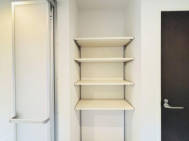 【【設備】リネン庫】タオル類や着替えなどを収納しておけば、お風呂上りもスムーズに着替えることができます。乾燥機から収納場所までの動線も短く、毎日嬉しいを実感できます♪
