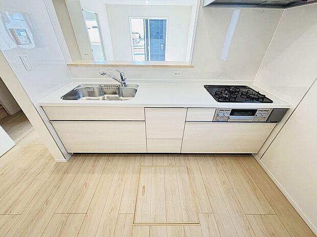 【【設備】システムキッチン】見栄えもよくお手入れもスムーズに出来ます。豊富な収納力もございますので、キッチンスペースをスッキリとお使い頂けそうです。
